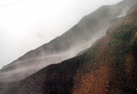 图文:平顶山煤业集团四矿矸石山发生崩塌18间