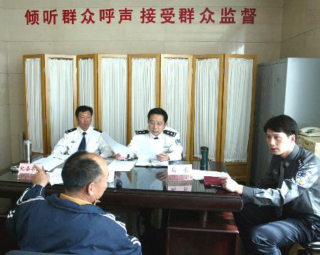 图文:[法制经纬](1)北京公安机关负责人与信访群