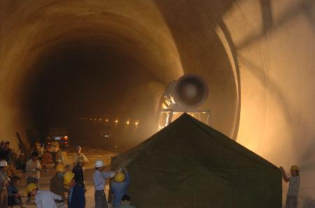 组图：贵昆铁路辅助隧道发生塌方12名工人被困