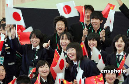 图文：日本学生挥舞两国国旗祝贺中国馆日举行