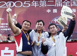 5月18日,获得本次比赛男子总成绩第一名的河北选手顾彦利(中),第二名
