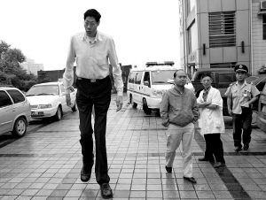 42米的亚洲第一高人张俊才来到重庆某医院检查身体.
