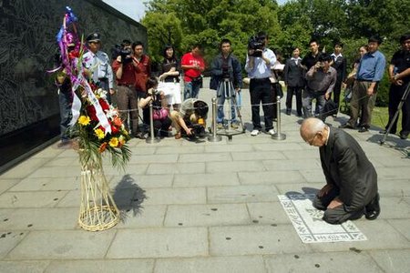 组图：日军侵华老兵在淞沪抗战纪念馆下跪谢罪