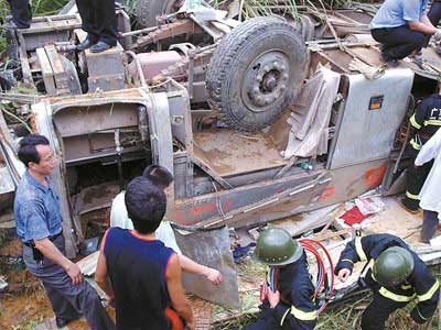 广东龙川大客车坠入44米深沟致4人死亡16人受