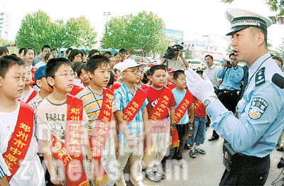 河南:郑州市区10万中小学生执守街头(图)