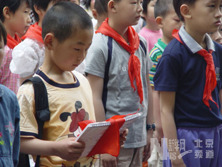 北京小朋友手拉手一帮一欢度儿童节