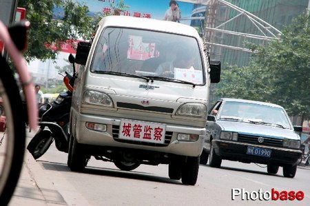 组图:河南许昌城管局给执法车挂上自制车牌