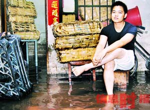 广州遭遇21世纪最强降雨 发黑色暴雨警告(组图