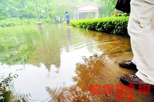 广州遭遇21世纪最强降雨 发黑色暴雨警告(组图