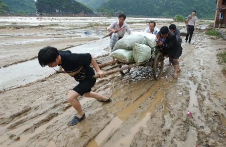 图文:降雨天气加大新邵救灾难度(1)