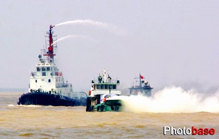 组图：江苏反恐演练应对海上自杀式爆炸袭击