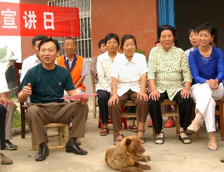 6月6日,在安徽省合肥市庐阳区大杨镇岗西村,镇党委书记张军(前左一)