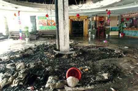 组图:汕头华南宾馆火灾死亡人数已达30人