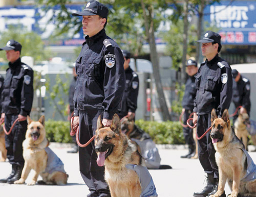 北京巡警开始携警犬巡逻(图)