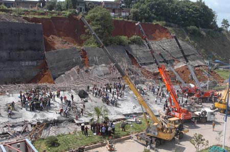 福建建瓯市在建大楼发生坍塌12人被埋(组图)