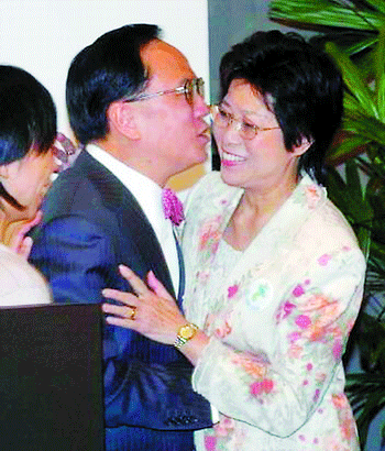 曾荫权将正式成为香港特区行政长官(组图)