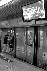 重庆市首条轻轨昨正式通车(组图)