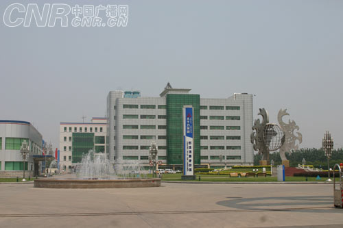 天士力集团有限公司副总裁张建忠在保护知识产权倡议书上签字