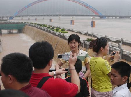 图文:广西梧州洪水来侵市民不惊
