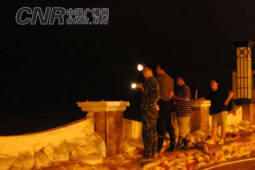 广西:梧州抗洪抢险进入决战阶段(组图)