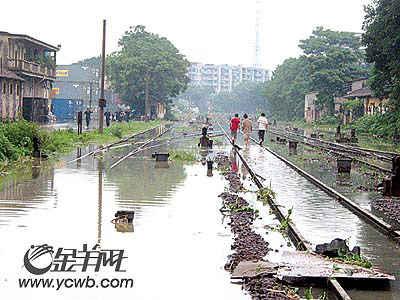 大水冲上南岸路附近的铁轨