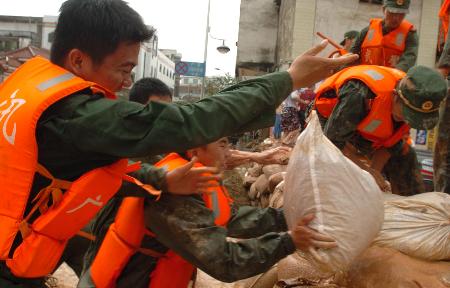 图文:武警官兵在平南县城内拦截洪水