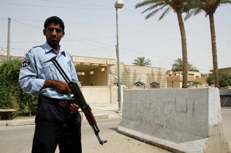 7月3日,一名伊拉克警察在巴格达埃及驻伊拉克大使馆外警戒