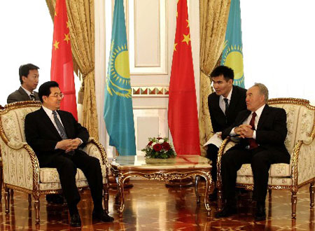 中国与哈萨克斯坦决定建立战略伙伴关系