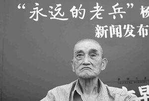 68年后再度迈步四行仓库抚摸团长铜像老泪流(图)