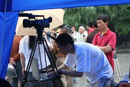 组图:摄像师在开通仪式前做准备工作