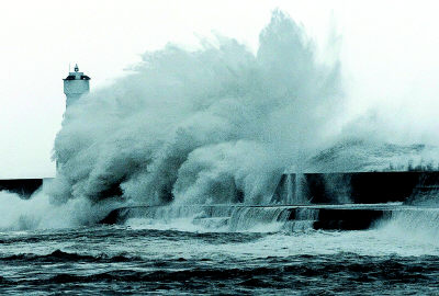 台风掀起的巨浪猛烈拍击台湾东海岸的宜兰海堤