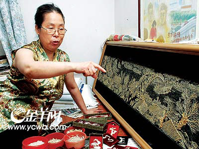 女画家10万鱼骨拼绘宫廷画(图)