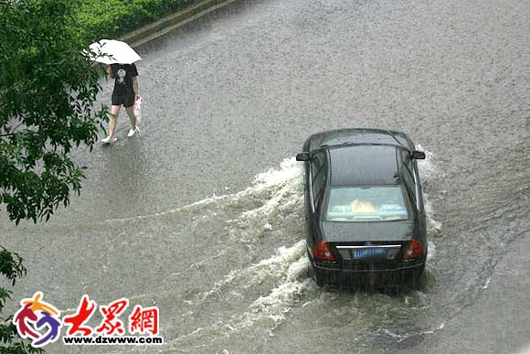 暴雨昨日突袭济南青岛 倾盆大雨灭泉城火气(组