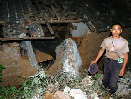 云南文山发生5.3级地震房屋倒塌人员受伤(组图