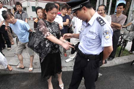 误拽枪套 吓警察一跳(图)