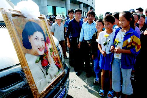 悲哀压城泪满街万人惜别高秀敏 追悼会昨天举