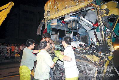 广东河源发生两车相撞交通事故致3死16伤(图)