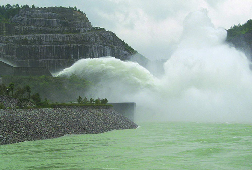 台风雨量超大 为保安全 珊溪水库最大规模泄洪