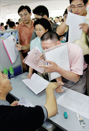 广州7000名公务员觅职 萝岗区科级干部年薪十