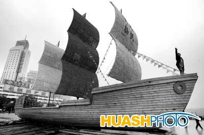 20米木帆船扬帆朝天门(图)