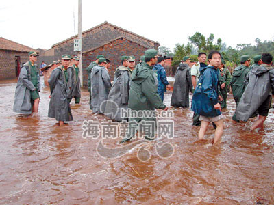 海口临高澄迈两县发生海水倒灌决口(组图)