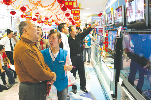 10月5日,在烟台一家商场,消费者在仔细挑选家电□记者汤序民报道