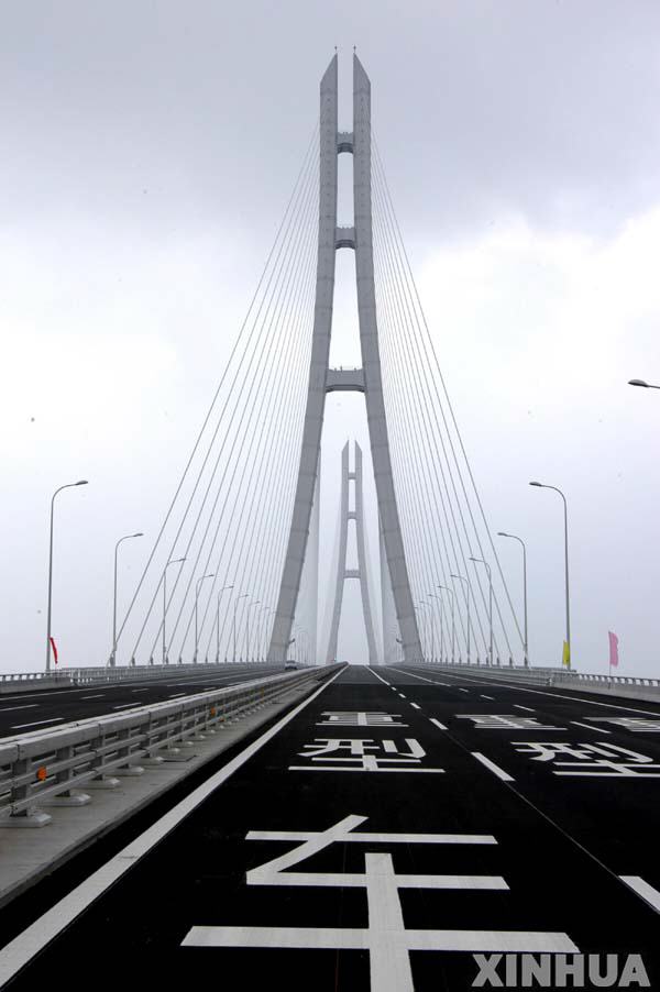 南京长江第三大桥建成通车