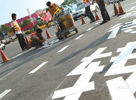 道路交通新标识--三个待转区上午启用(图)