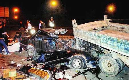 成都发生今年最大一起车祸 6名湖南人遇难(图)