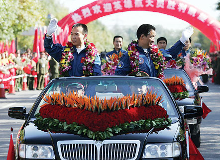 北京航天城举行盛大欢迎仪式迎接航天员凯旋