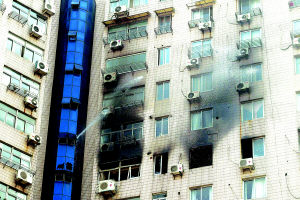 上海浦东高楼发生火灾消防员背老妇逃出火场