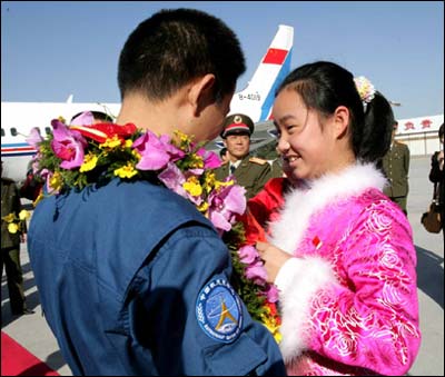 新闻中心 国内新闻 正文 聂海胜之女聂天翔欢迎父亲归来.