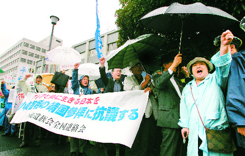 10月18日,人们聚集在日本东京的首相官邸前,强烈抗议日本首相小泉纯