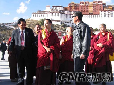 在布达拉宫帕巴拉康,十一世班禅向帕巴洛格夏热主尊佛像磕头朝拜,并以